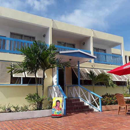 Carib Blue Apartments Oistins Екстериор снимка