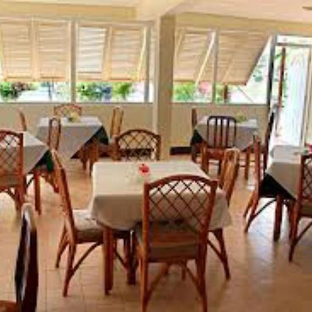Carib Blue Apartments Oistins Екстериор снимка