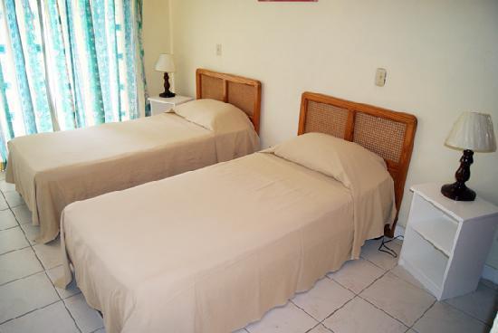 Carib Blue Apartments Oistins Екстериор снимка