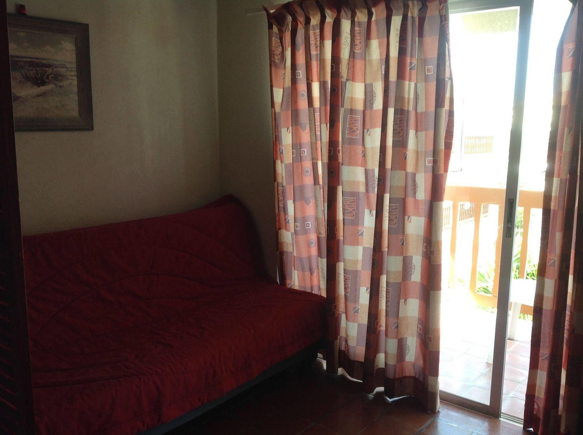 Carib Blue Apartments Oistins Екстериор снимка