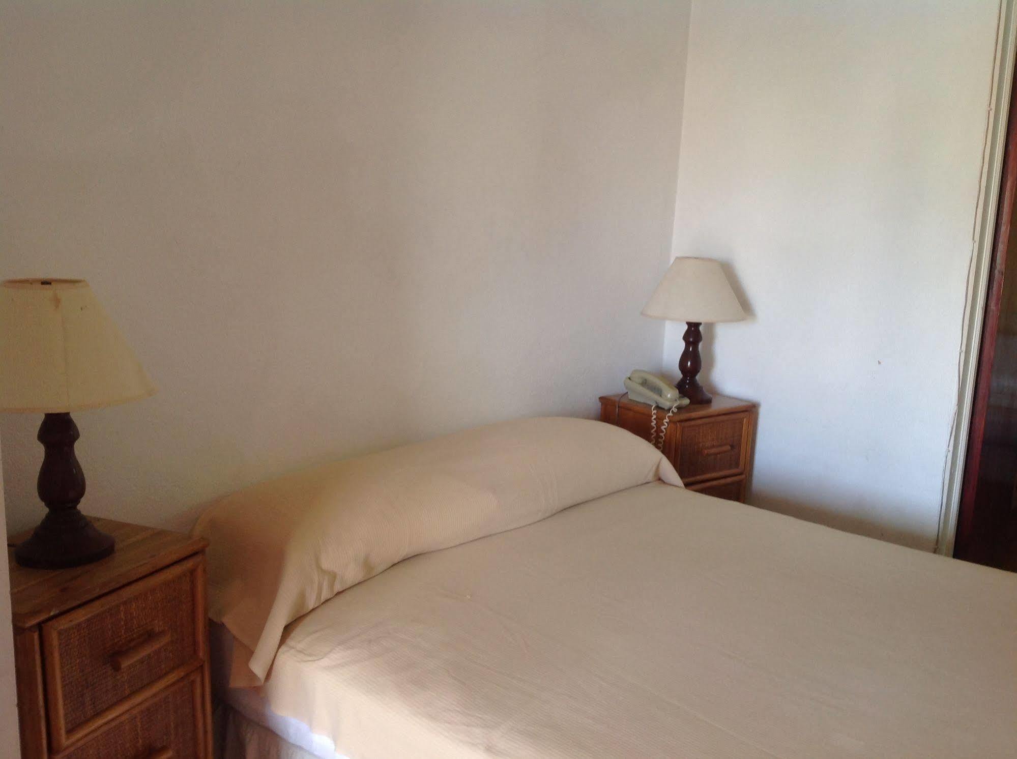 Carib Blue Apartments Oistins Екстериор снимка