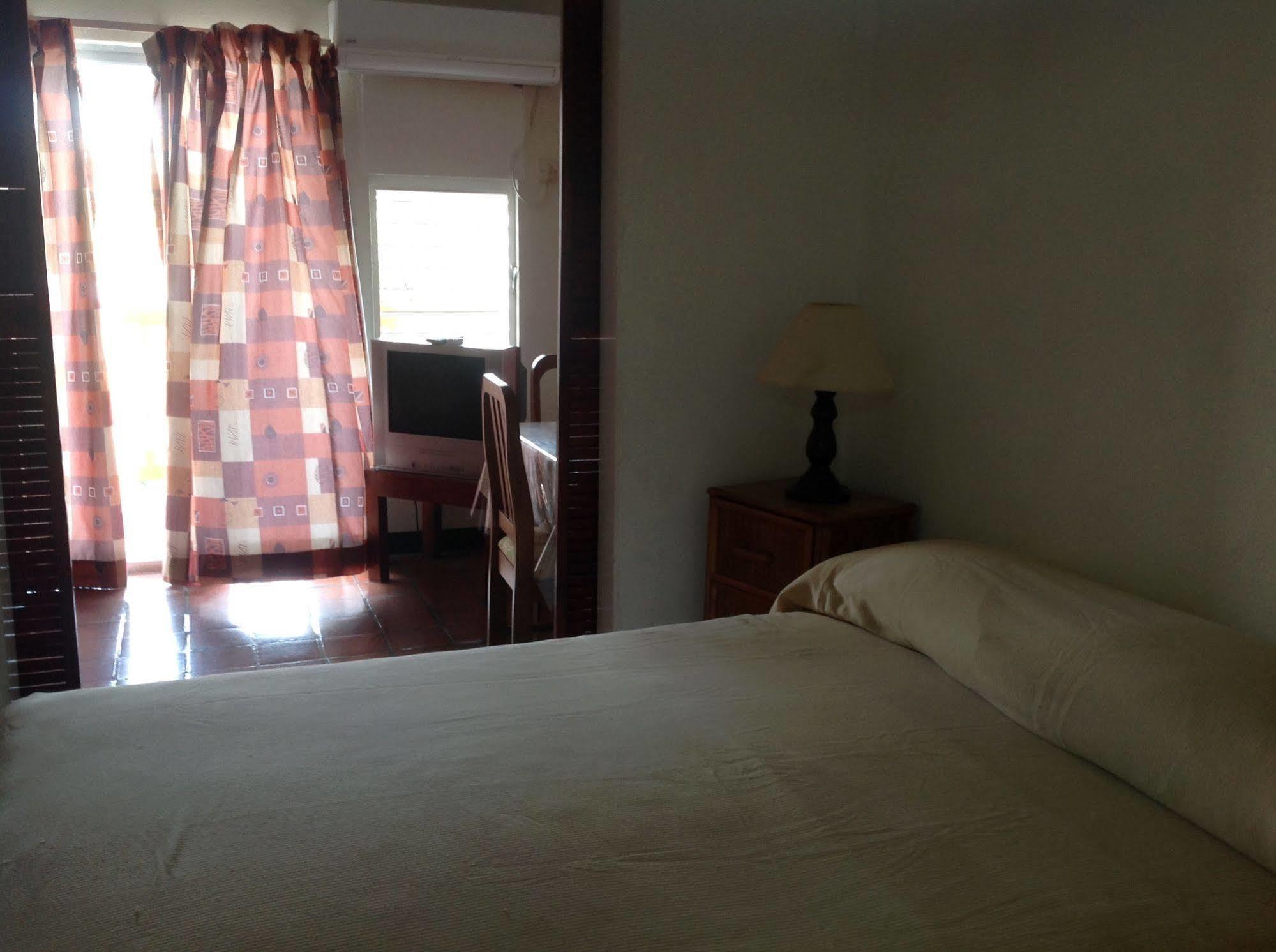 Carib Blue Apartments Oistins Екстериор снимка