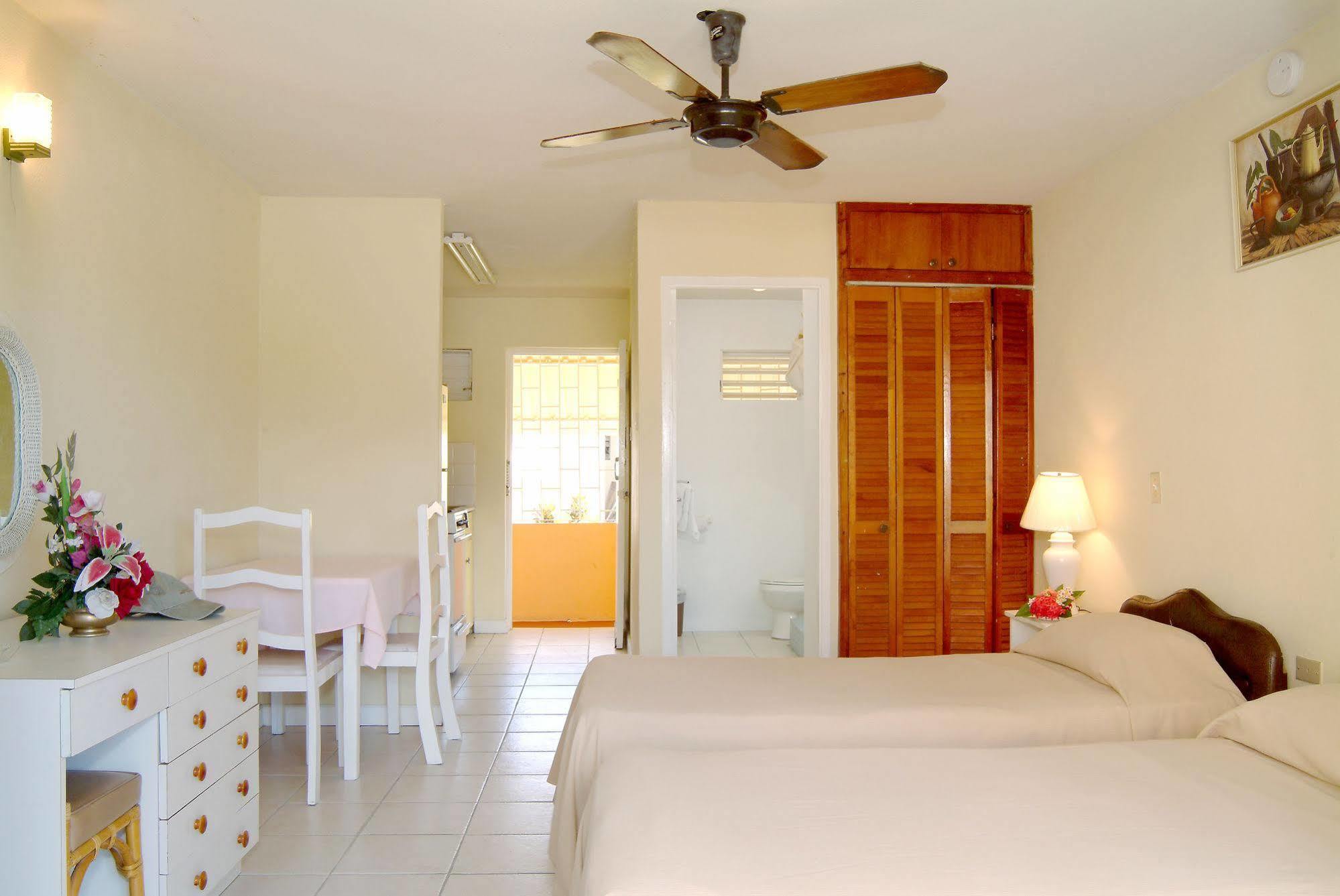 Carib Blue Apartments Oistins Екстериор снимка