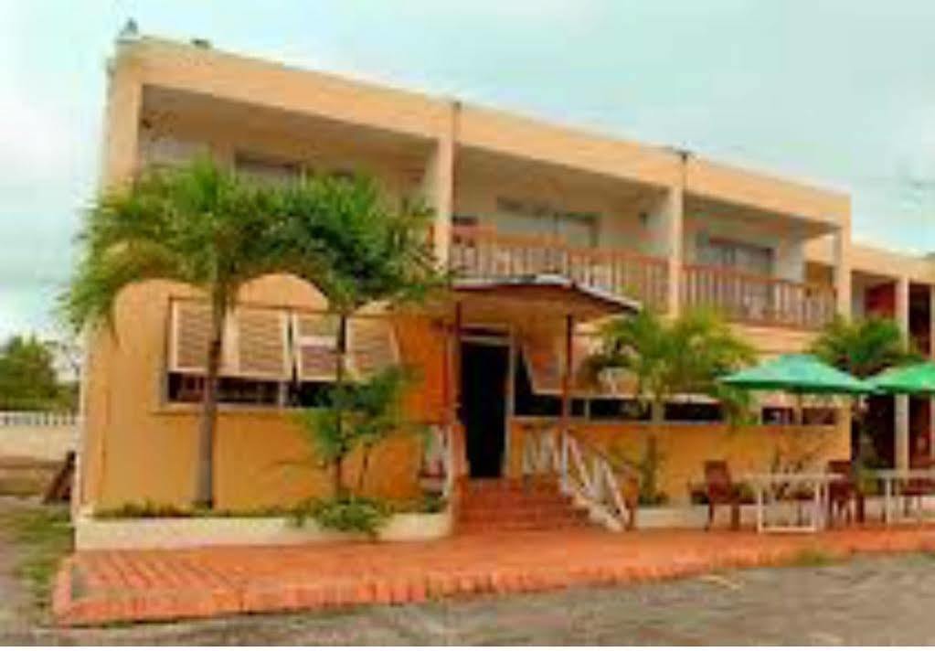 Carib Blue Apartments Oistins Екстериор снимка