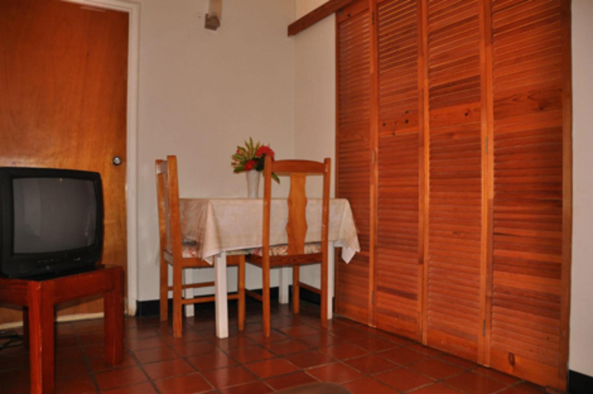 Carib Blue Apartments Oistins Екстериор снимка